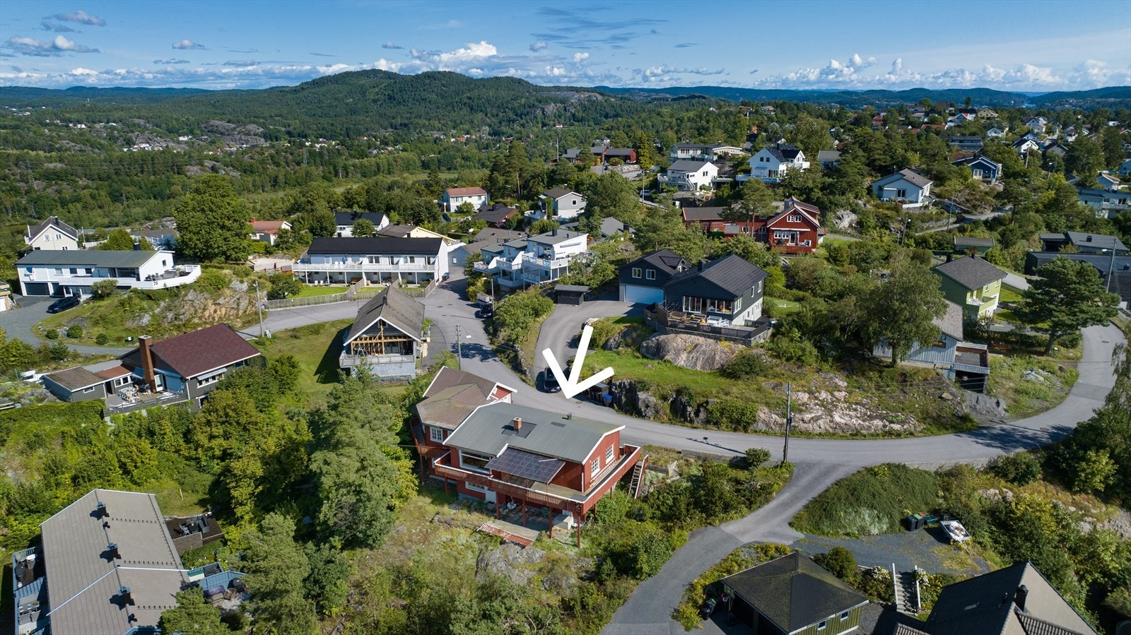 Dette er en stor tomannsbolig med fantastisk sjøutsikt, gode solforhold og dobbel garasje. Galleribilde