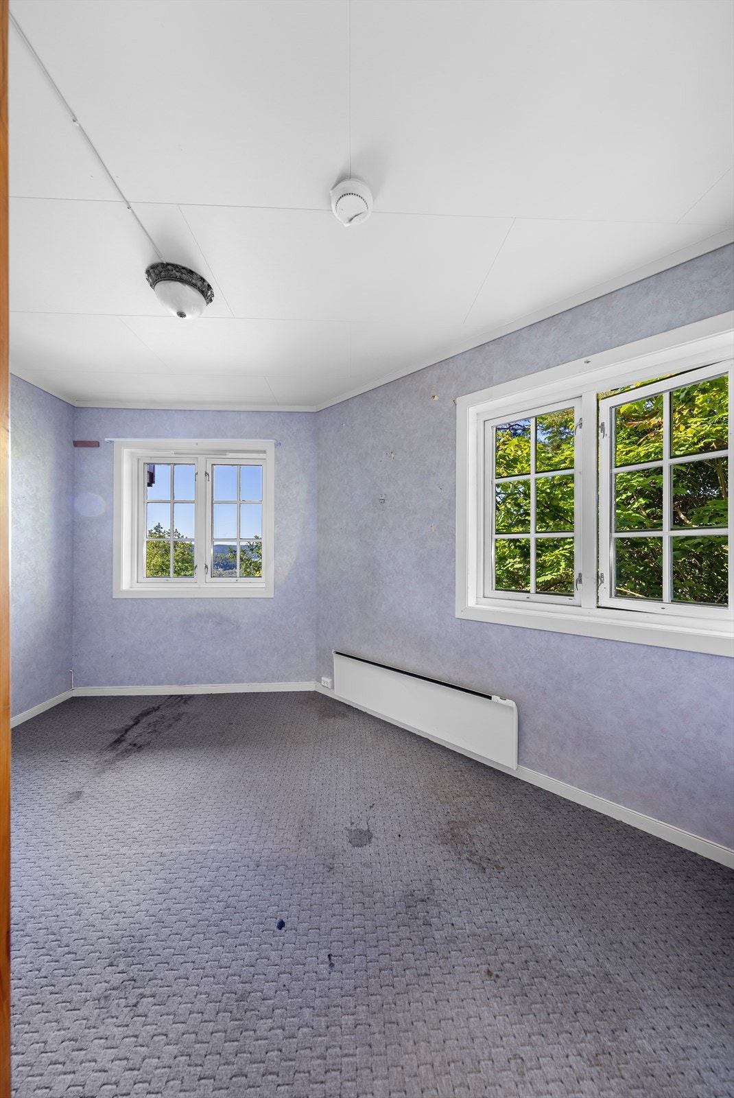 Soverommet i underetasjen har teppe på gulv og tapet på vegger. Galleribilde