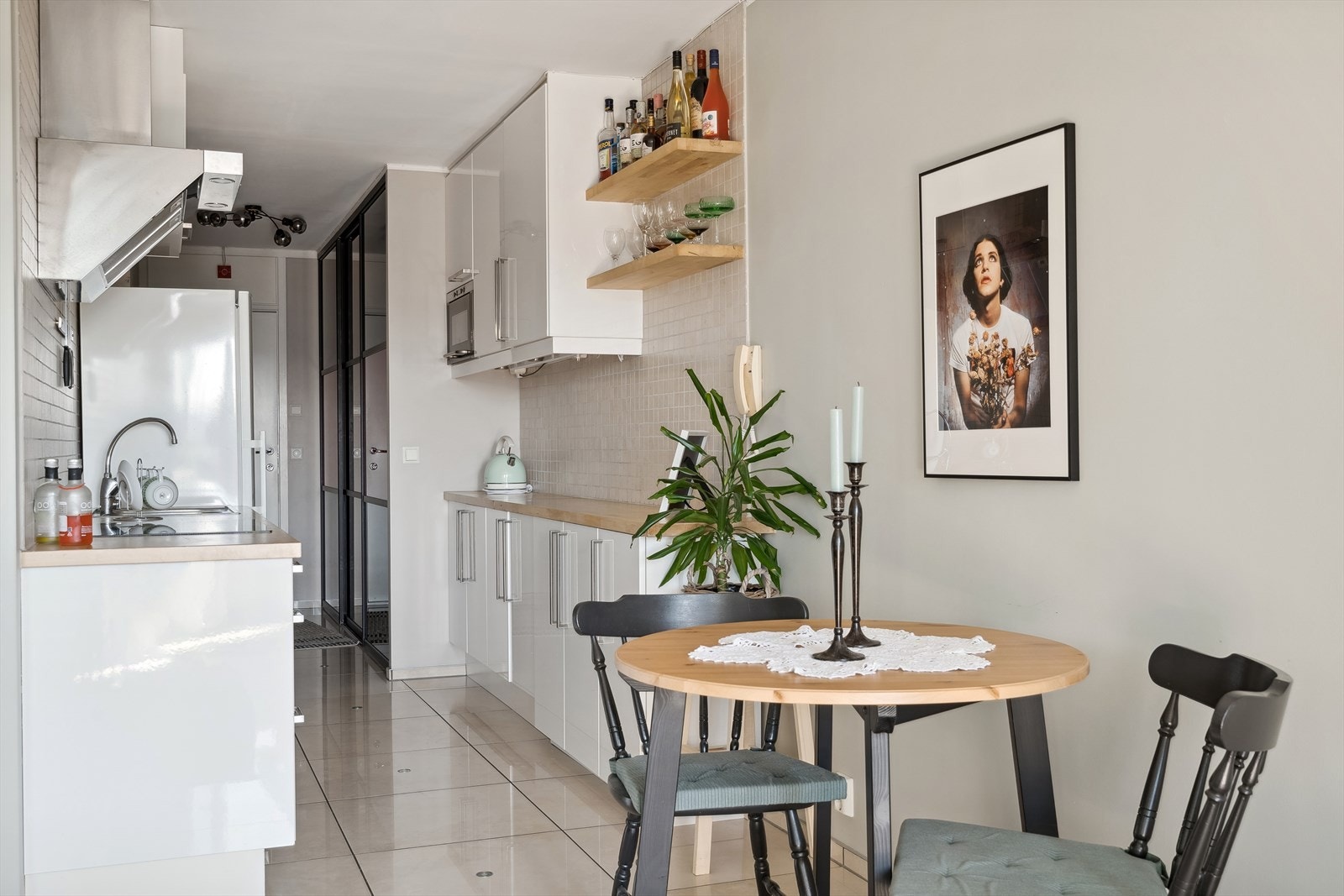 Den romslige stuedelen gir rom for å møblere leiligheten med både kjøkkenbord og sofaseksjon. Galleribilde