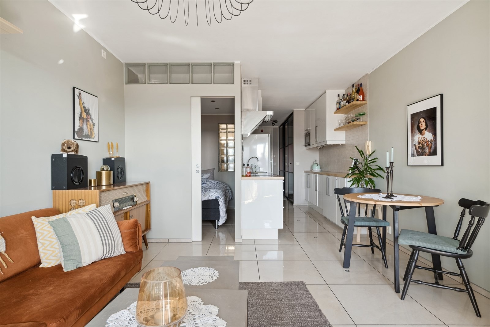 Fra stuen er det inngang til en sovealkove. Galleribilde