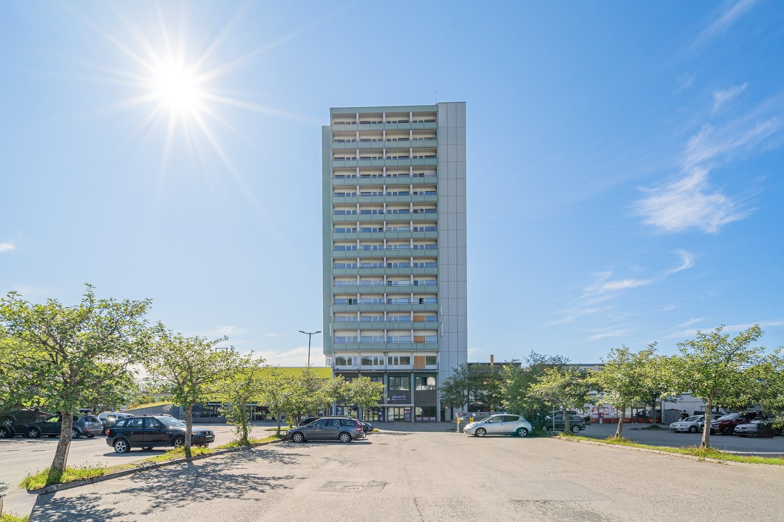 Matbutikk og en rekke andre servicefunksjoner i 1. etasje. Fra leiligheten kan man nesten gå tørrskodd til Coop Extra. En ekstern bod, samt fast p-plass i parkeringskjeller Galleribilde