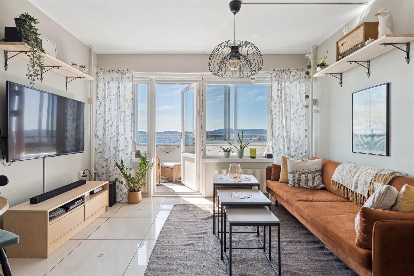 Stuen fremstår som luftig og romslig med mye naturlig lys. Galleribilde