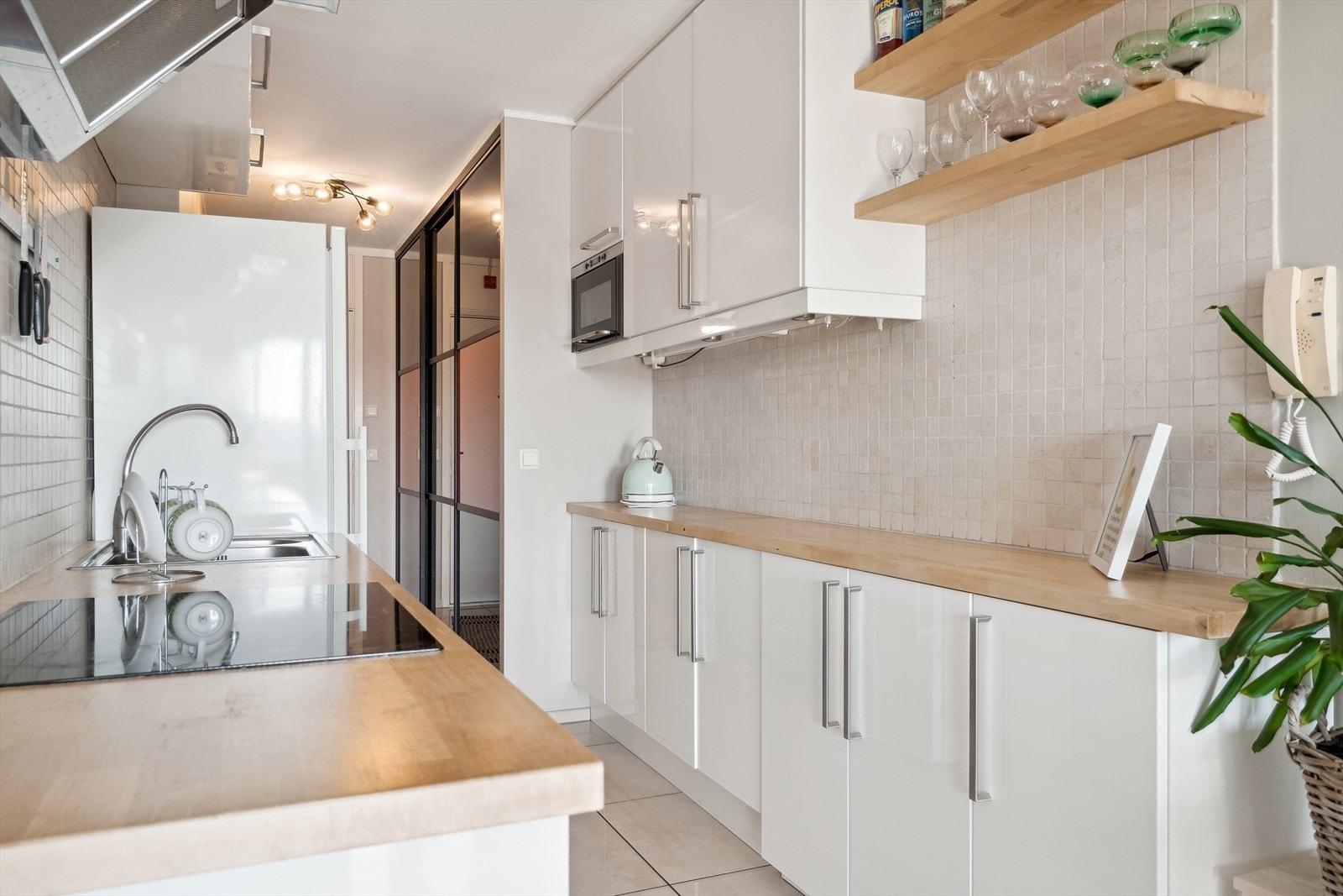 Rikelig med benkeareal og mye skapplass på kjøkkenet. Galleribilde