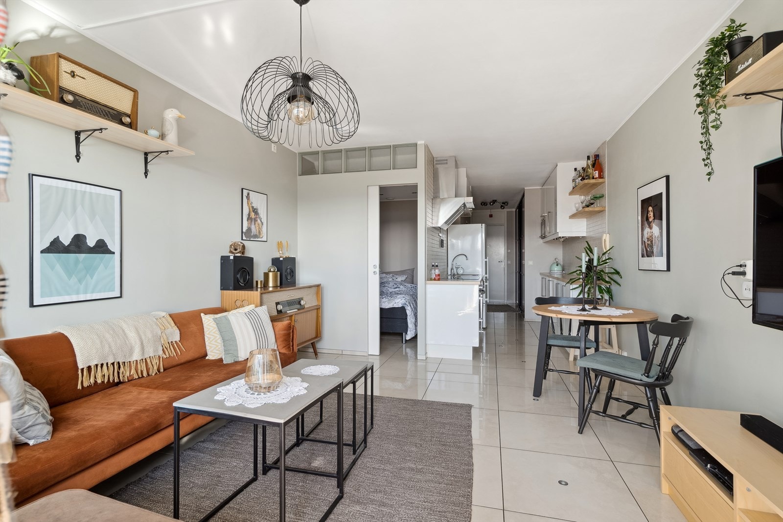 Som en stilig effekt er det lagt belysning fra flere av flisene i gulv. Galleribilde