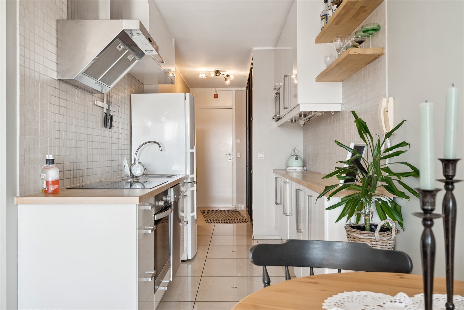 Kjøkken med hvitevarer som kan følge med i handelen om ønskelig. Galleribilde