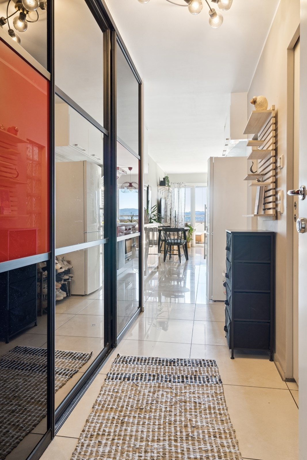 Entrèen er innredet med en svært romslig garderobeløsning med skyvedører. Galleribilde