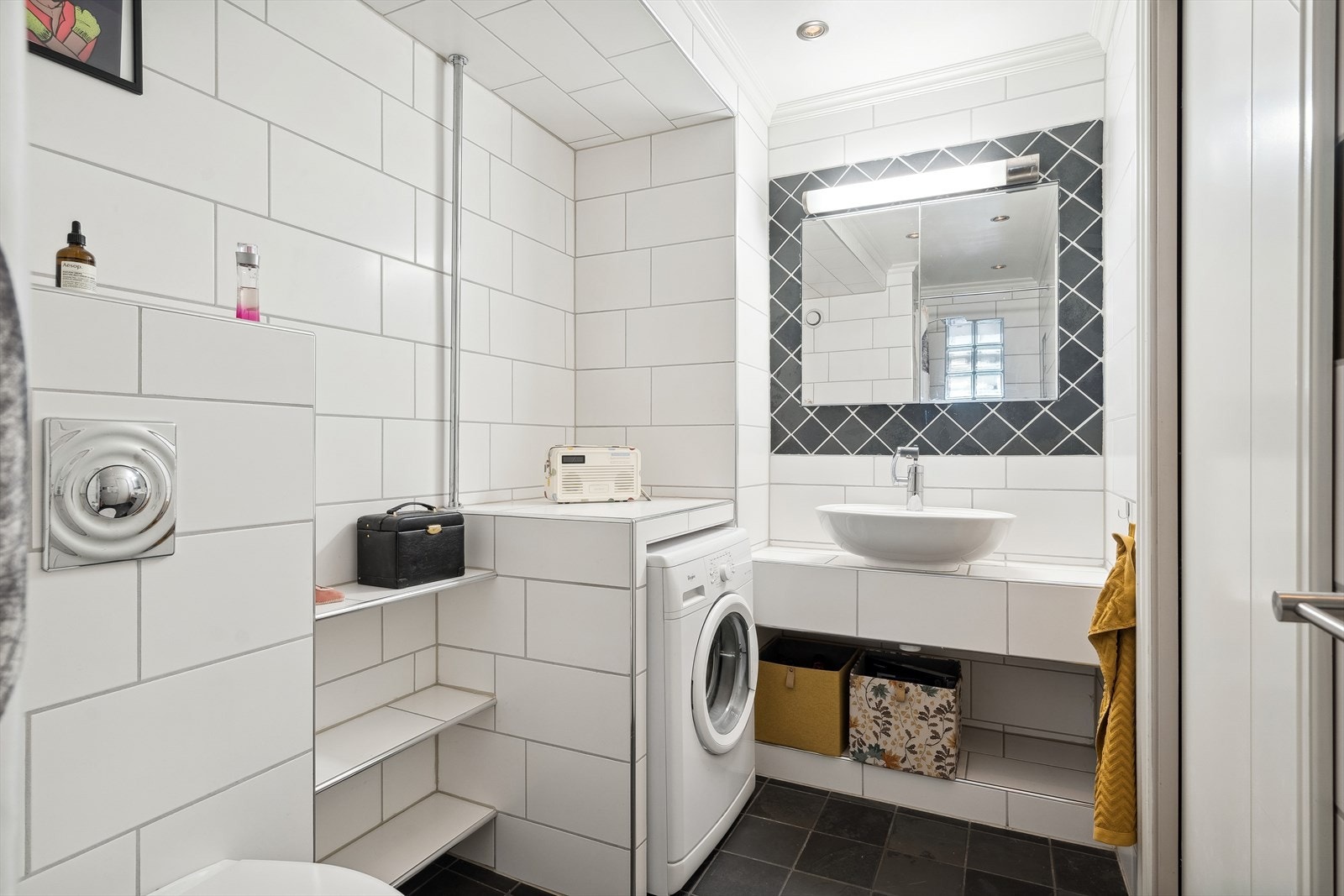 Lyst flislagt bad. Badet er oppusset i 2008. Galleribilde