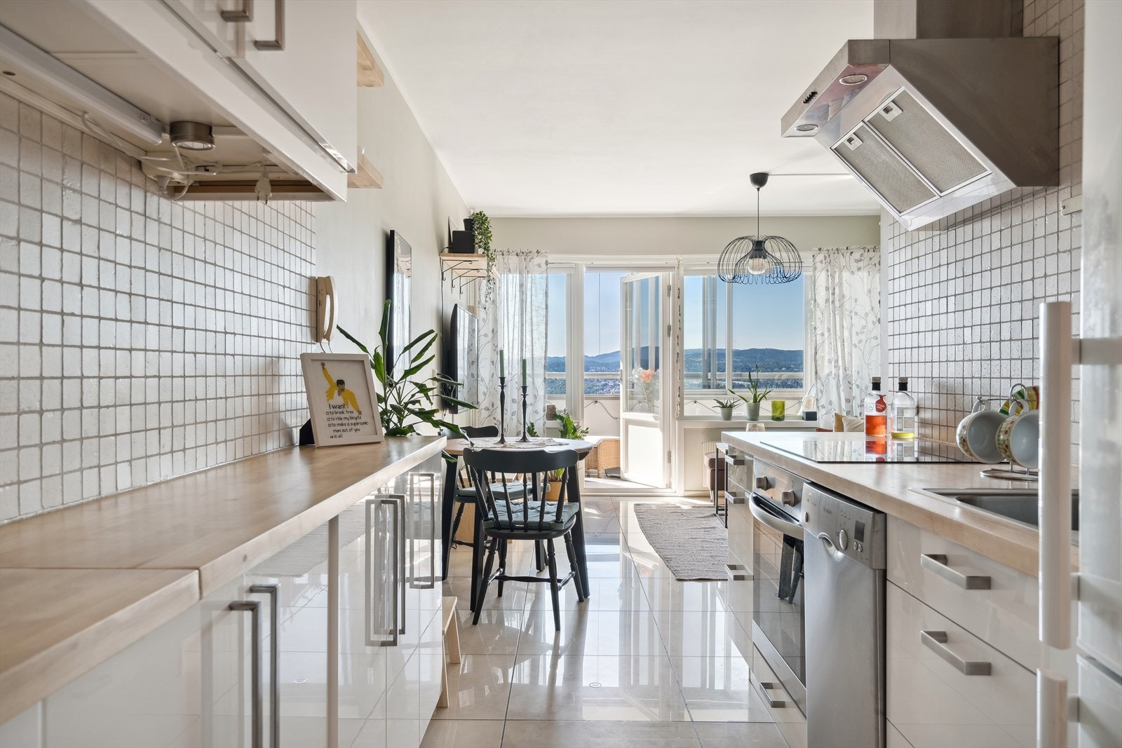 Rikelig med belysning under overskap. Galleribilde