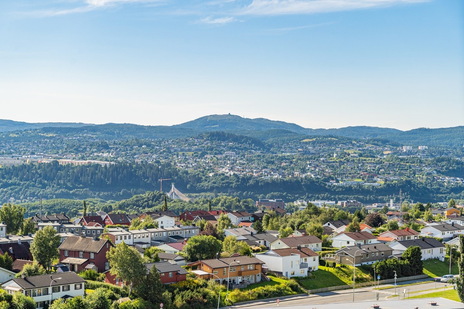 Leiligheten ligger i 10. etasje. Som et resultat av dette har man overblikk over store deler av Trondheim. Galleribilde