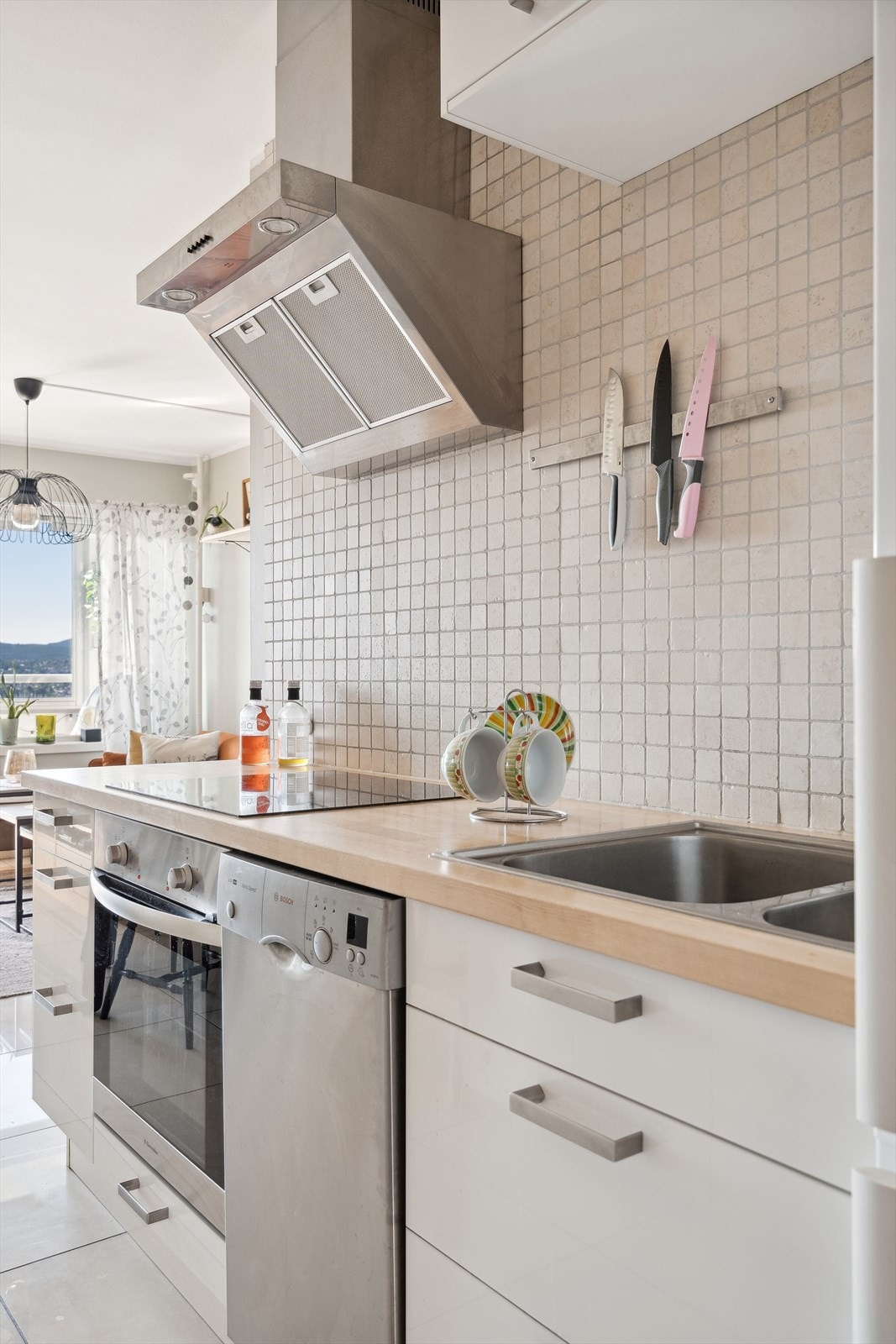 Leiligheten opplyses om å ha en lun og god temperatur med fjernvarme som er inkludert i felleskostnadene. Galleribilde