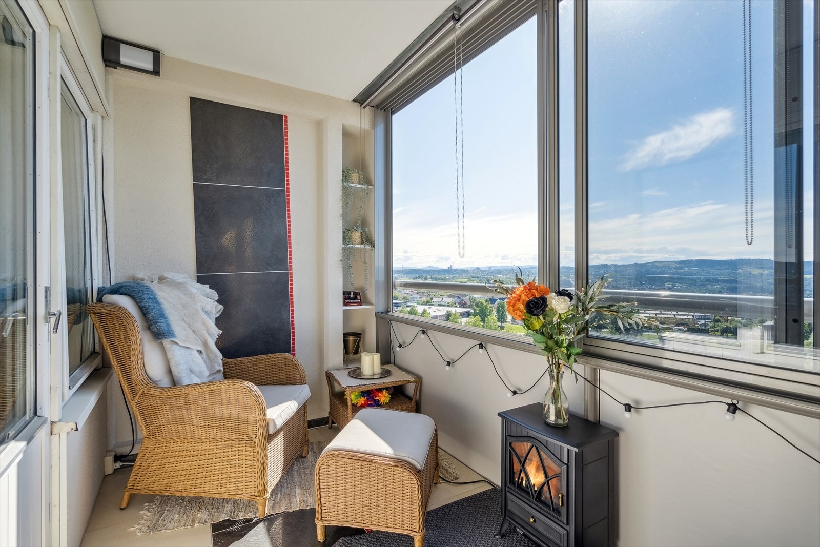 Innglasset balkongen som fungerer som en forlengelse av stuen. Her er det satt inn varmelampe slik at man kan bruke denne hele året. Galleribilde