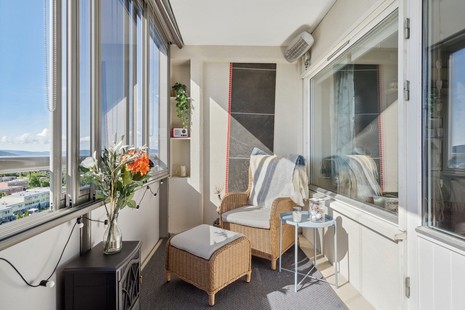 Balkongen peker mot vest og gir yppelige solforhold fra formiddag til solnedgang. Galleribilde