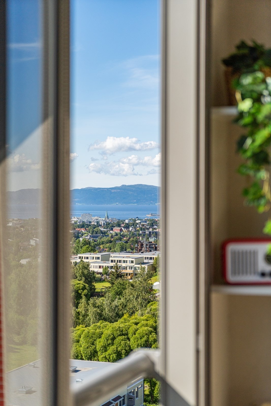 Glasset på balkong kan skyves til side dersom man ønsker direkte sollys. Galleribilde