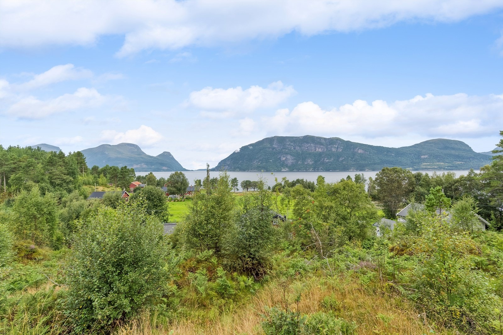 Fra tomtefeltet har man fordutsikt utover Valsøyfjorden Galleribilde