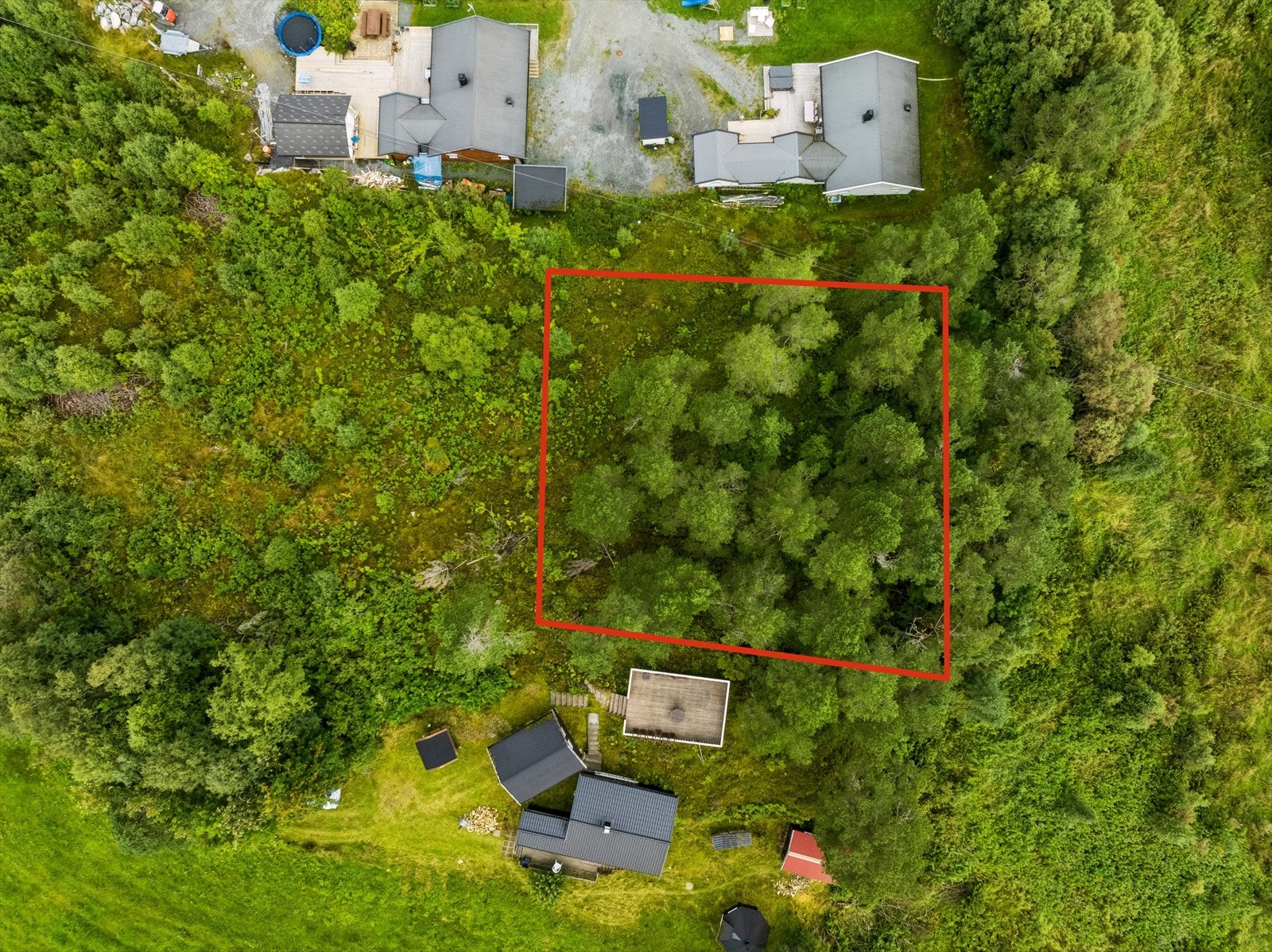 Tomtegrense tegnet av megler, nøyere kart er vedlagt i salgsoppgaven. Gnr. 300 Bnr. 72 Galleribilde