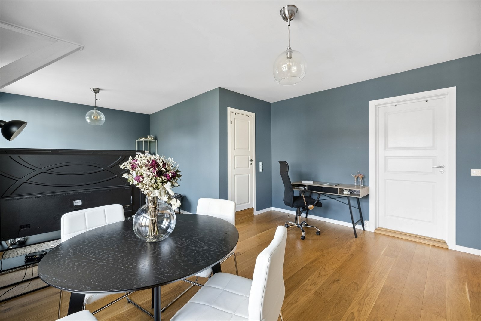 I stuen er det god plass til både sofagruppe og spisebord i tillegg til media-møblement, vitrineskap og hjemmekontorløsning Galleribilde