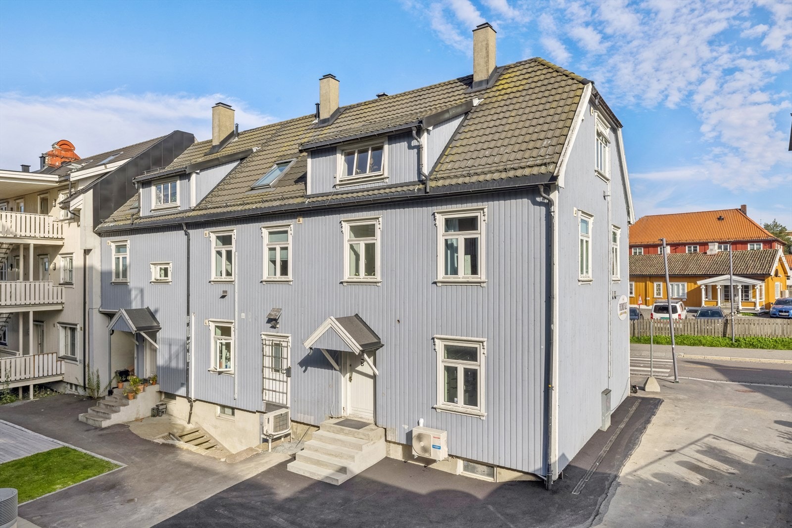 Strømsveien 81 ligger i et meget sentralt og attraktiv område på Strømmen i Skedsmo kommune, med gangavstand til skoler, barnehager, offentlig kommunikasjon Galleribilde