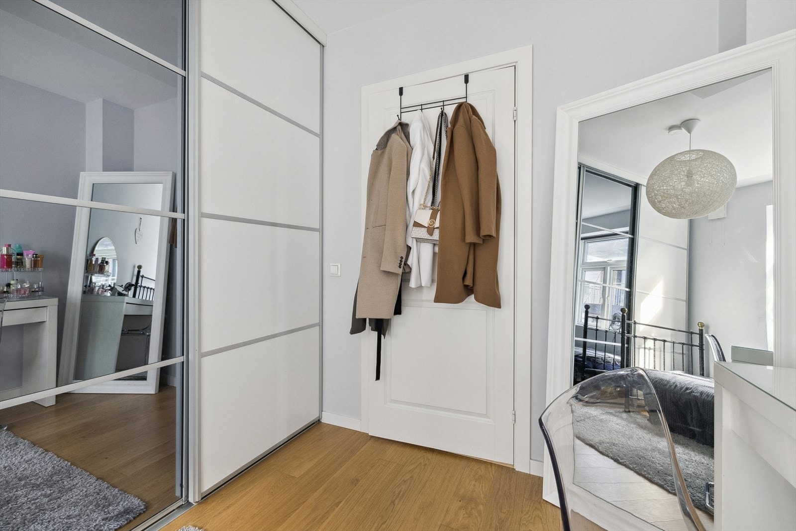 Det medfølger stor skyvedørsgarderobe med speilfronter Galleribilde