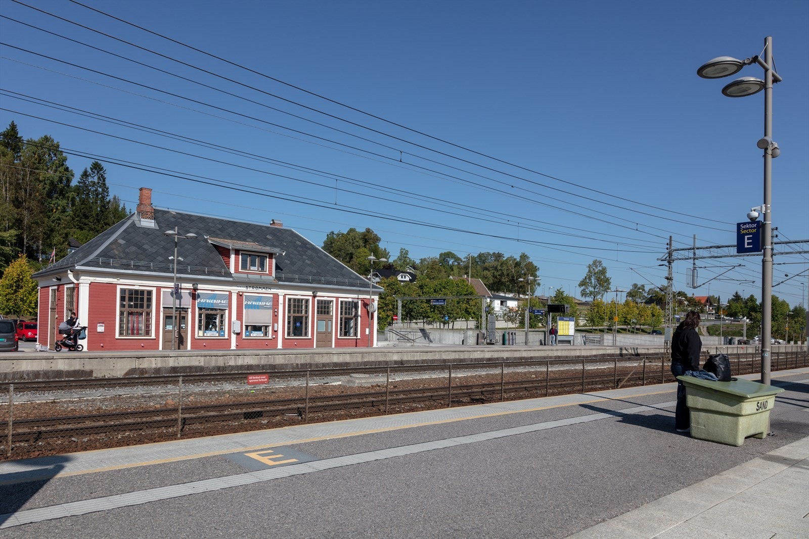 Kort vei til togstasjonen på Strømmen Galleribilde