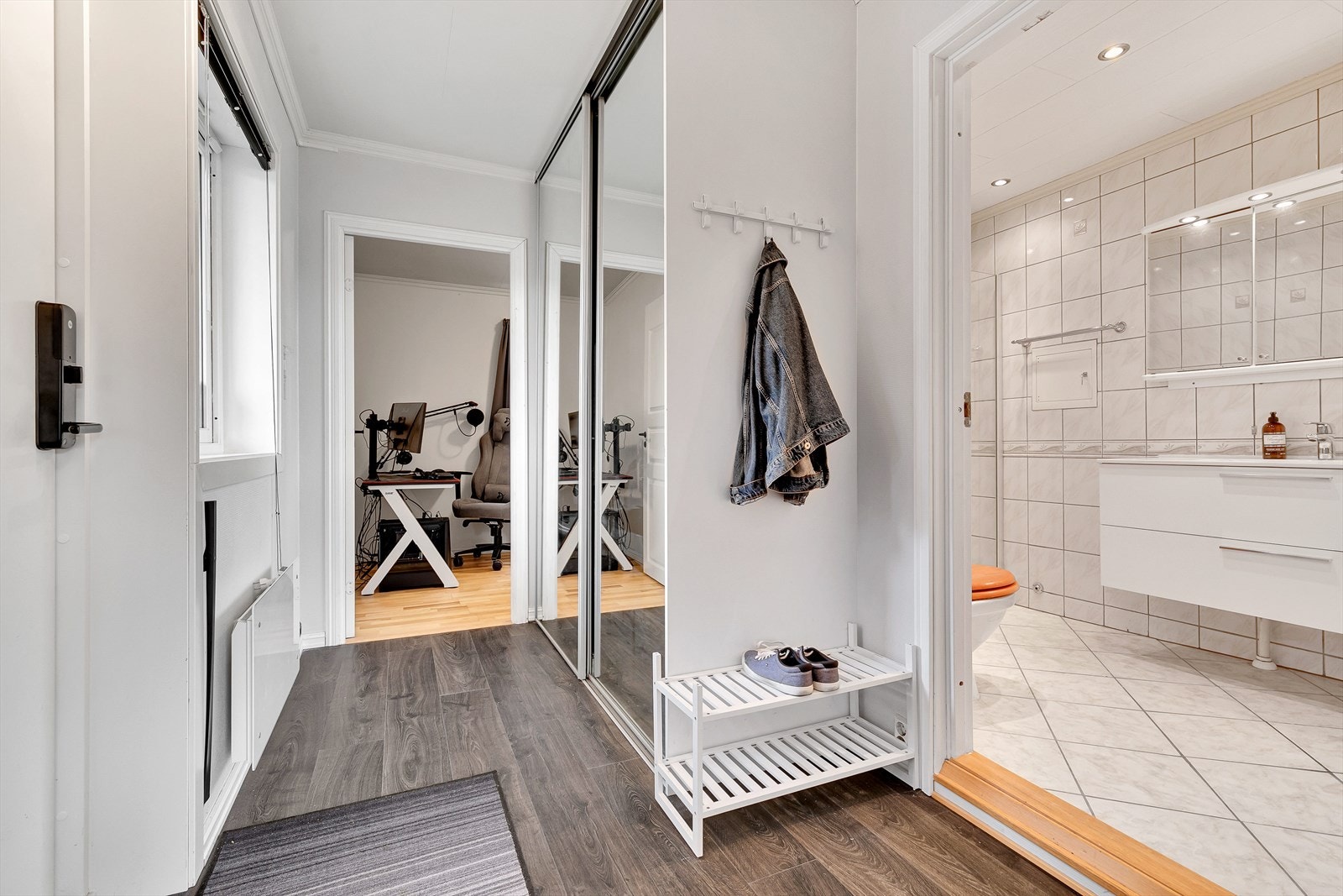 Gang med stor skyvedørsgarderobe Galleribilde