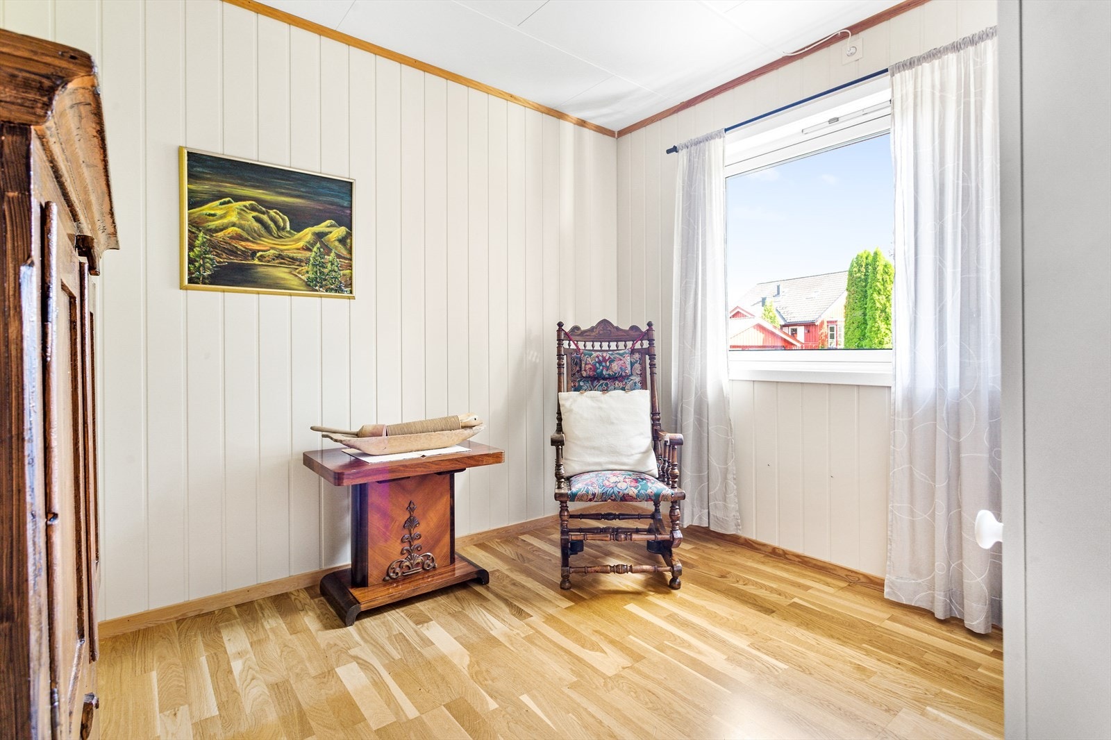 Soverom i 1. etasje med plass til seng, garderobeløsning og øvrig møblement. Galleribilde