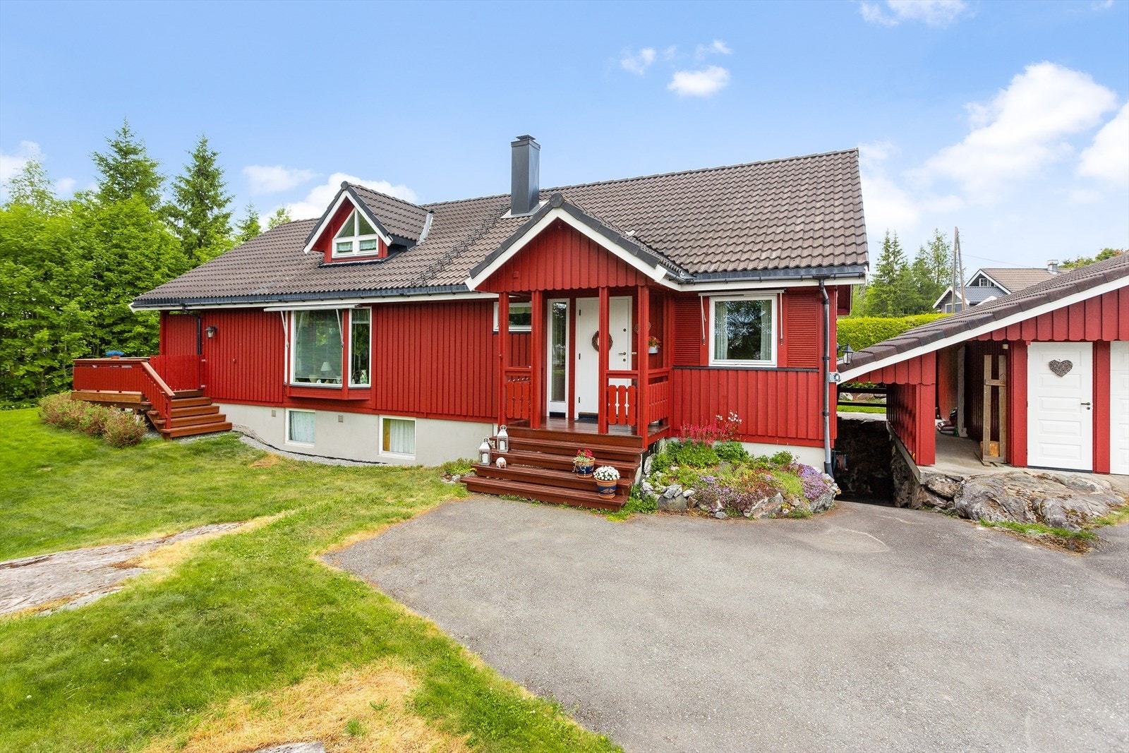 Fra eiendommen er det kort vei til skole og gode bussforbindelser. 6 min til Eidsvoll Verk stasjon og 3 min til Eidsvoll stasjon. Galleribilde