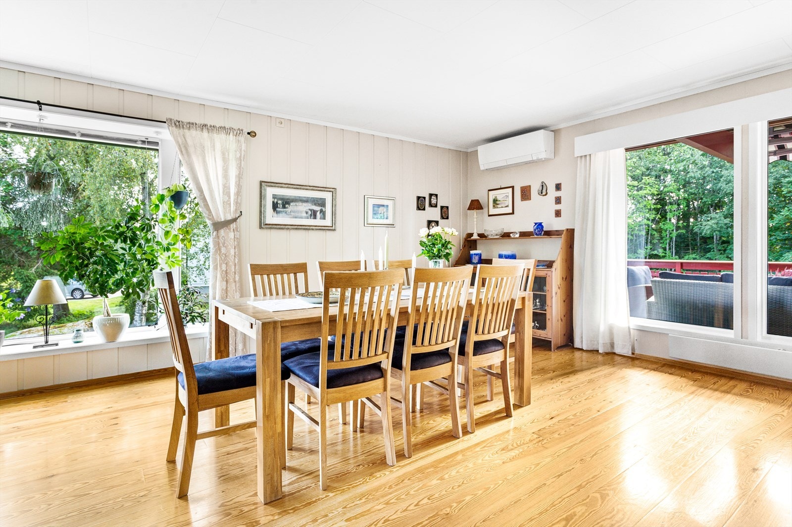 Gjennomgående med vindusflater som slipper inn rikelig med naturlig lys. Galleribilde