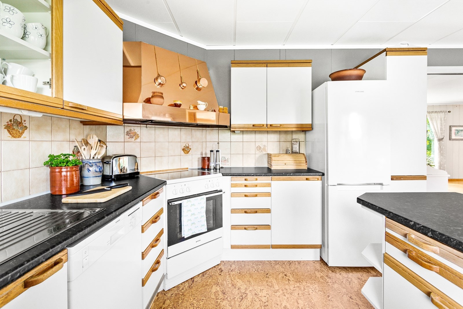 Opplegg for oppvaskmaskin. Mekanisk avtrekk med uttak til vegg over kokeplass. Galleribilde