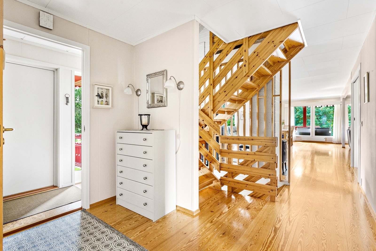 Trapp opp til loft og ned til kjeller. Galleribilde