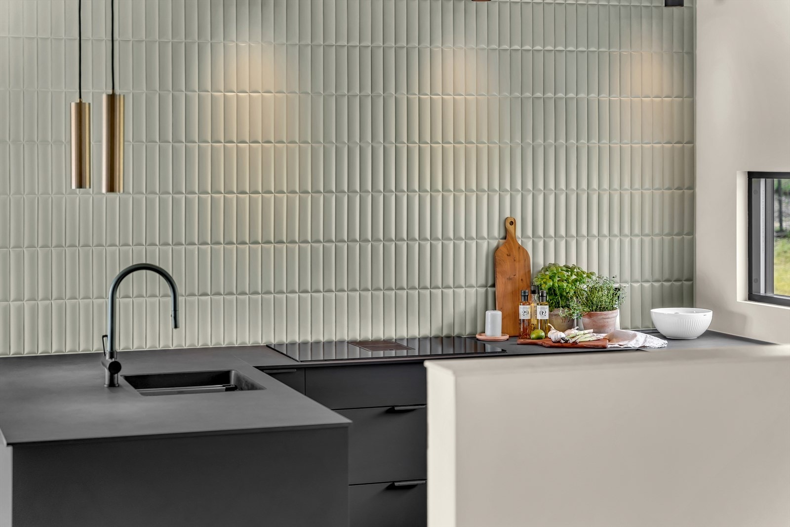 Kjøkkenet har fliser over benkeplaten, utført med et moderne preg. Galleribilde