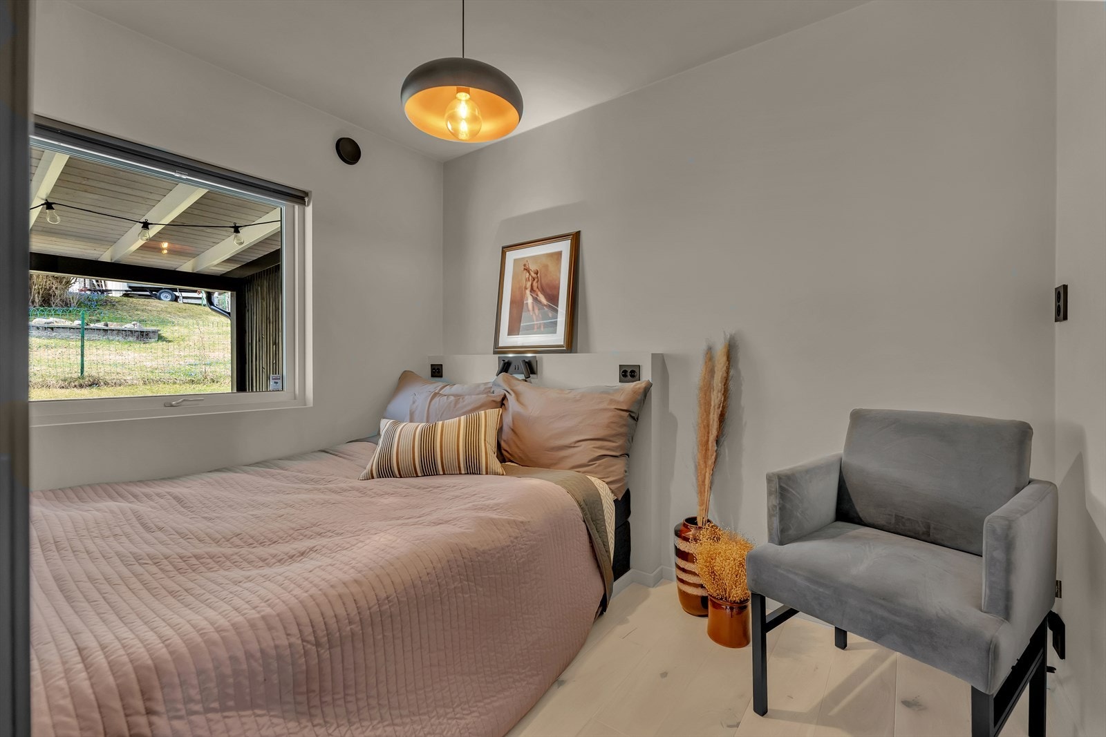 Det andre soverommet ligger vegg-i-vegg med det andre soverommet. Her er det bygd inn nisje for seng. Galleribilde