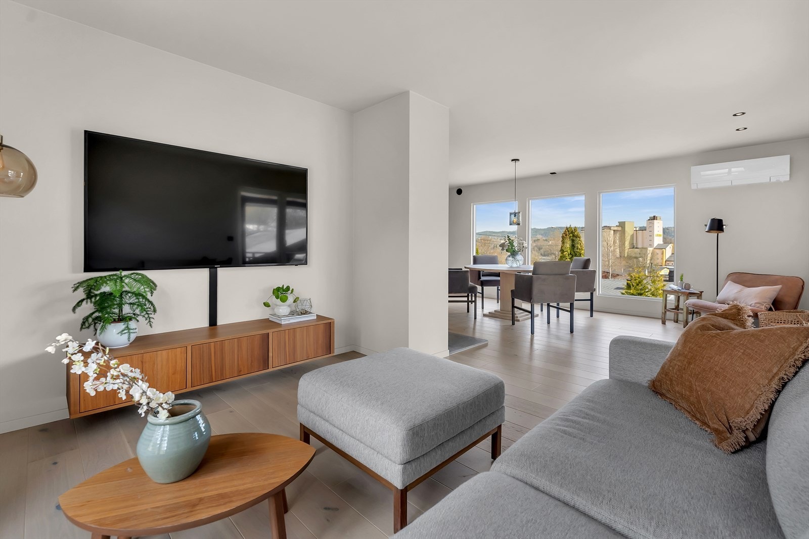 Innerst i stuen, er det avsatt plass for sofahjørne/tv-krok, delvis adskilt. Galleribilde