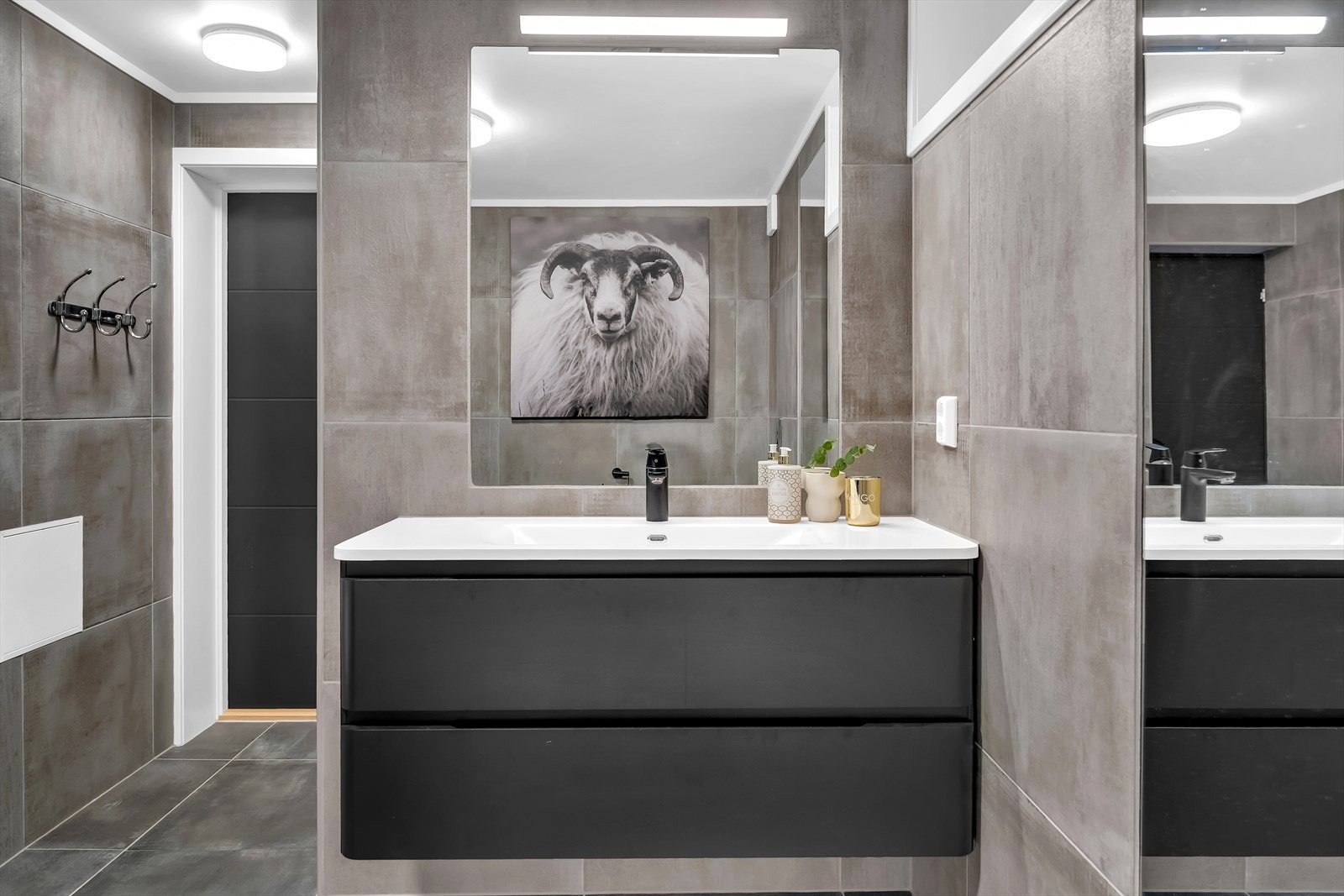 Her er det stor og fin servant og speil med belysning. Galleribilde