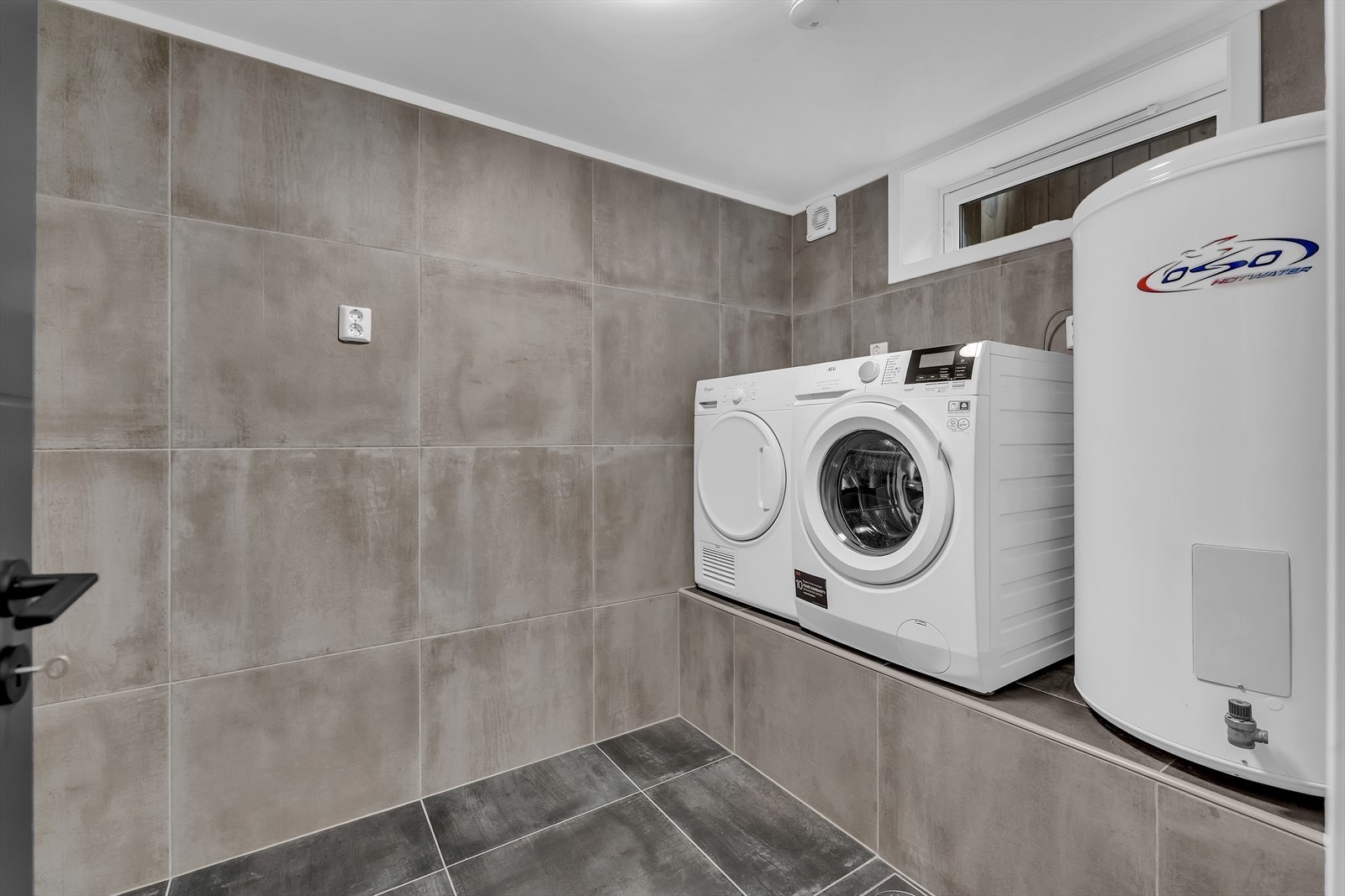 Innerste delen av badet inneholder vaskerom. Her er det bygd opp og flislagt. Galleribilde