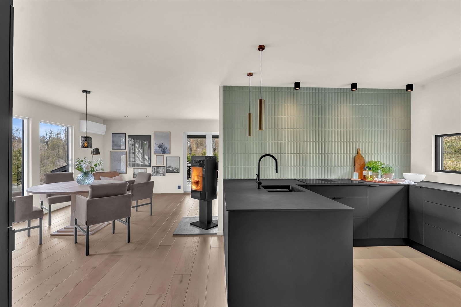 Peisovnen står sentralt plassert i stuen og fungerer som et naturlig skille mellom kjøkken- og stuedel. Galleribilde