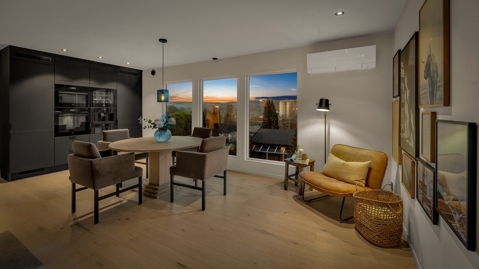 Stuen har en praktisk utforming, med god plass til spisebord. Galleribilde