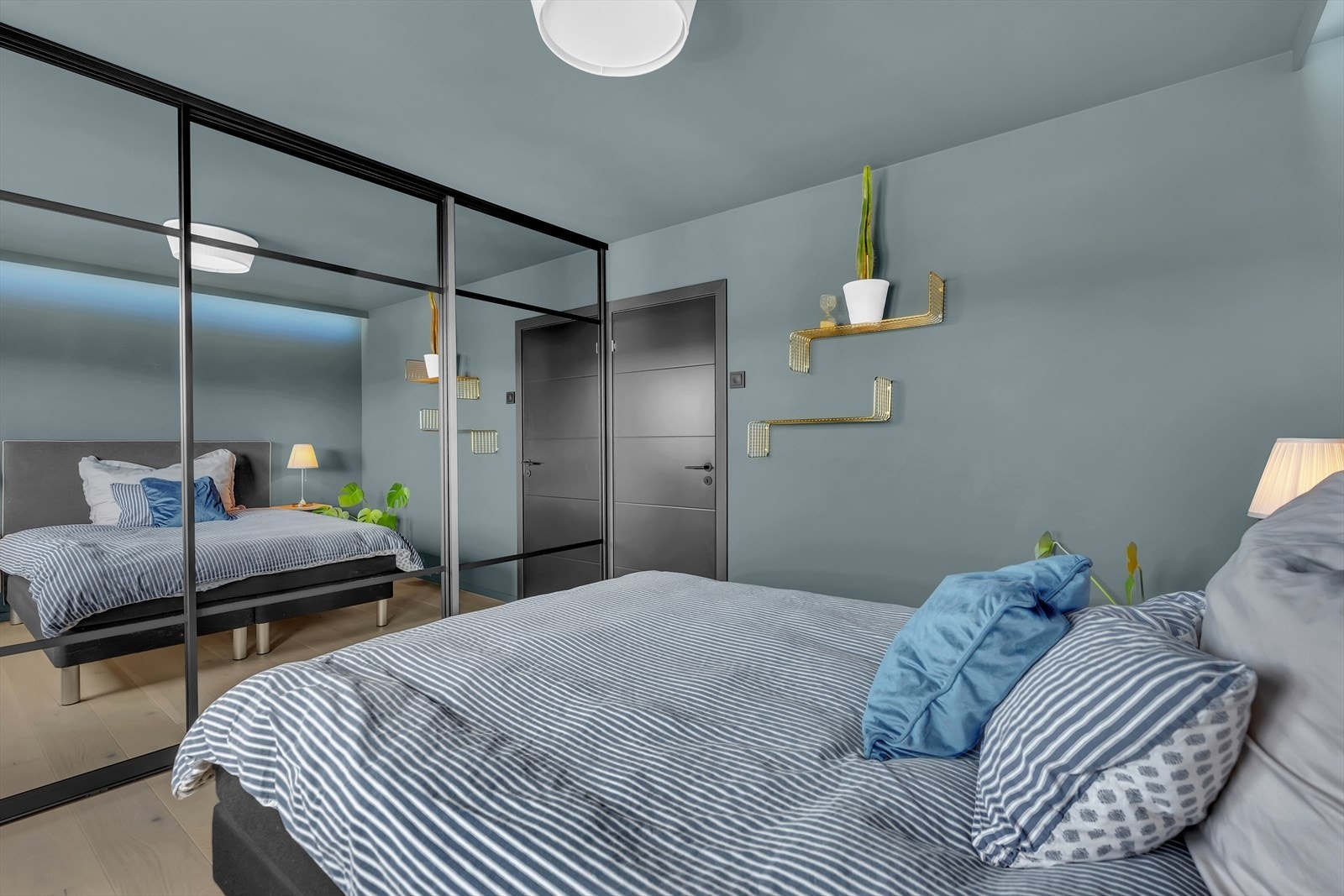 Soverommet inneholder også en romslig skyvedørsgarderobe med speilfronter. Galleribilde