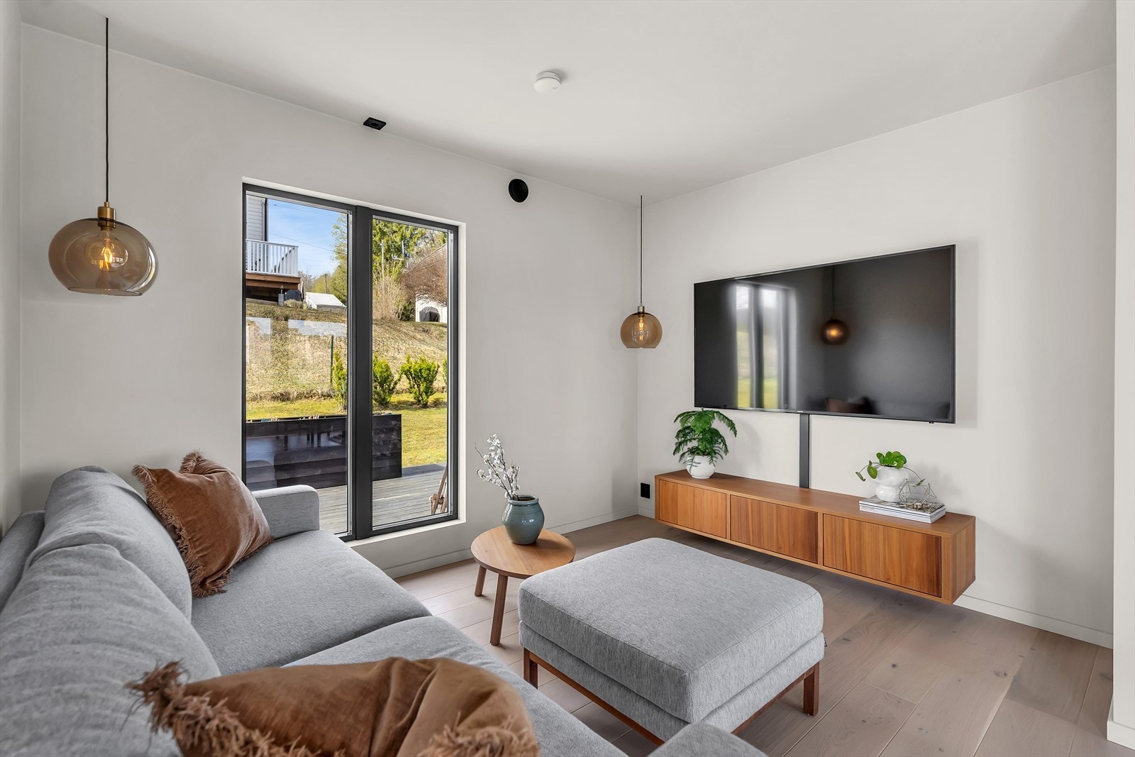 Her er det plass til hjørnesofa og tilhørende møblement. Galleribilde