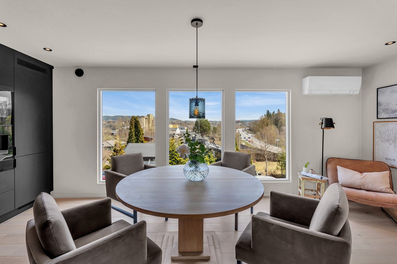 Ovenfor kjøkkenet er det god plass til spisebord med flott utsikt. Galleribilde