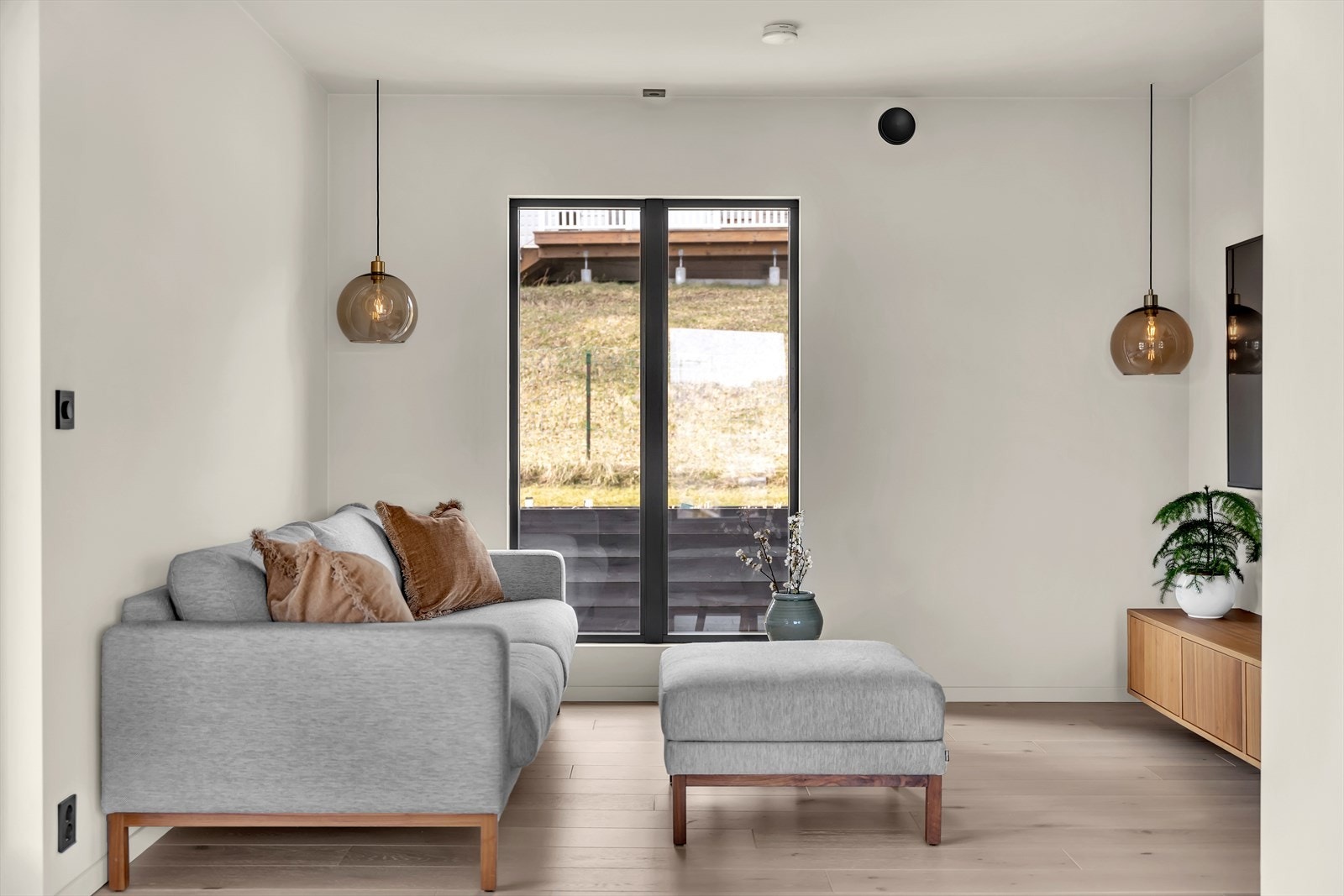 Her har en også godt innslipp av naturlig lys, med utsikt ut i hage med platting. Galleribilde