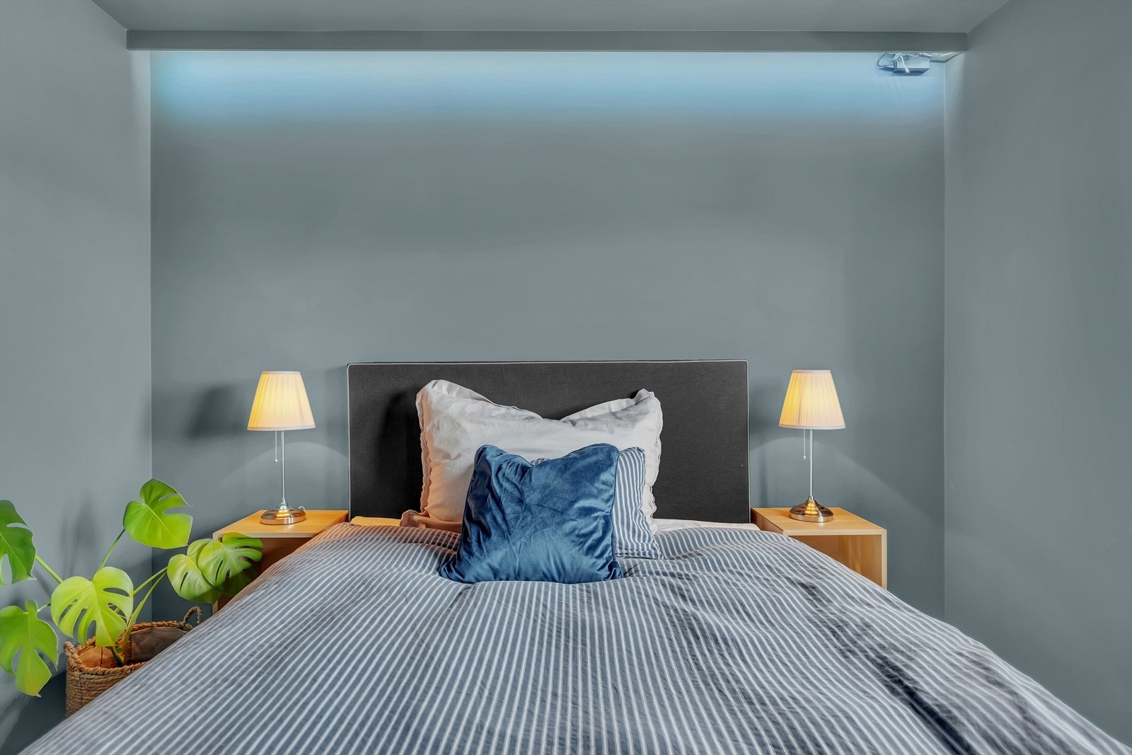 Dette soverommet er av god størrelse med plass til dobbeltseng og tilhørende møblement. Galleribilde