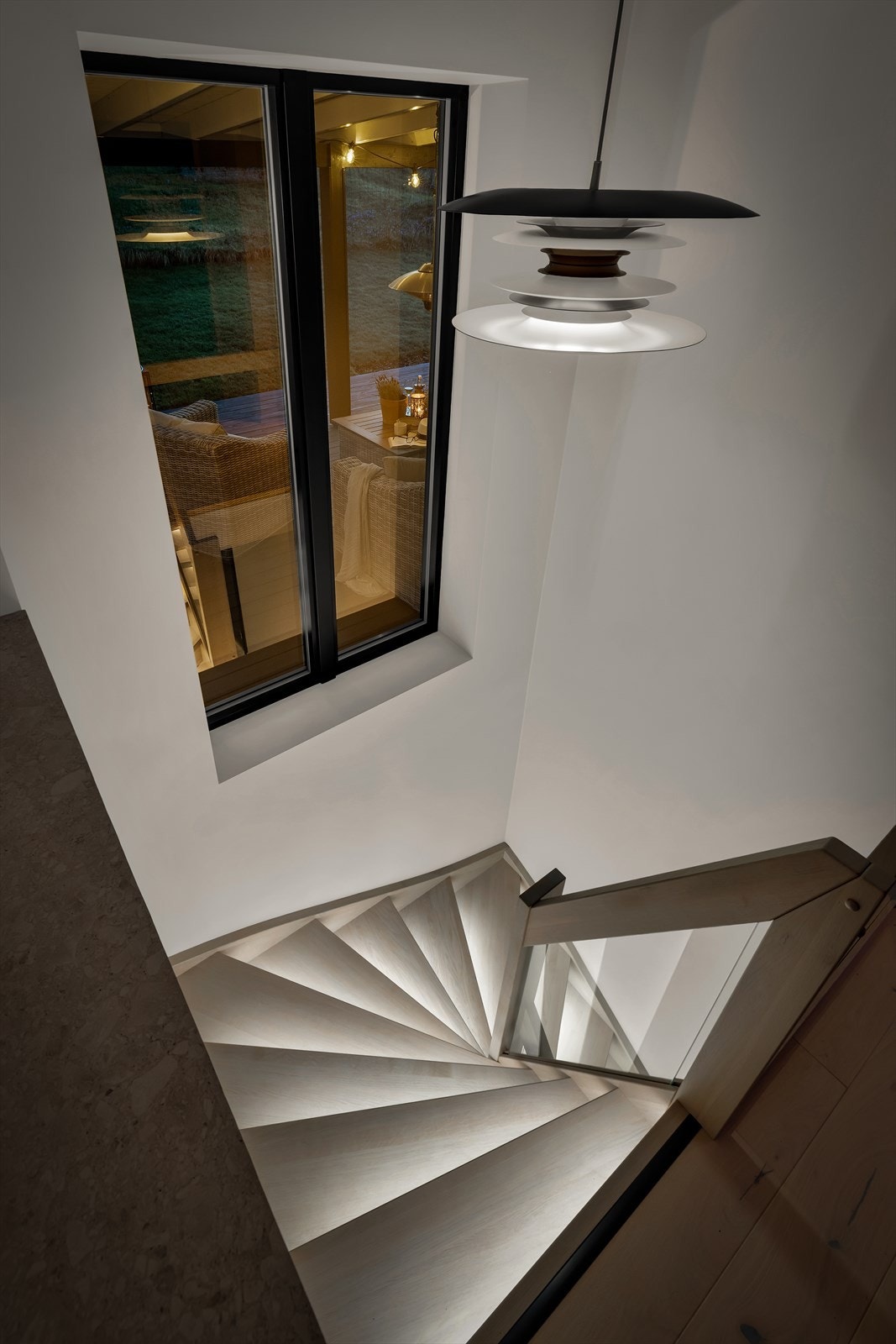 Boligen gir et moderne preg, med flere påkostninger som belysning i trapp. Galleribilde