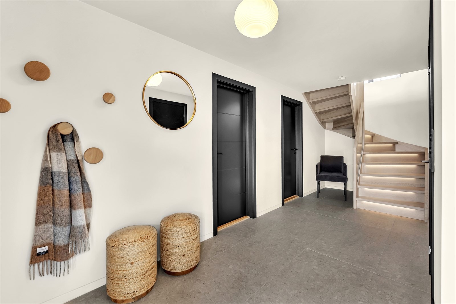 Du ønskes velkommen inn via en romslig, flislagt entré med lun gulvvarme. Galleribilde