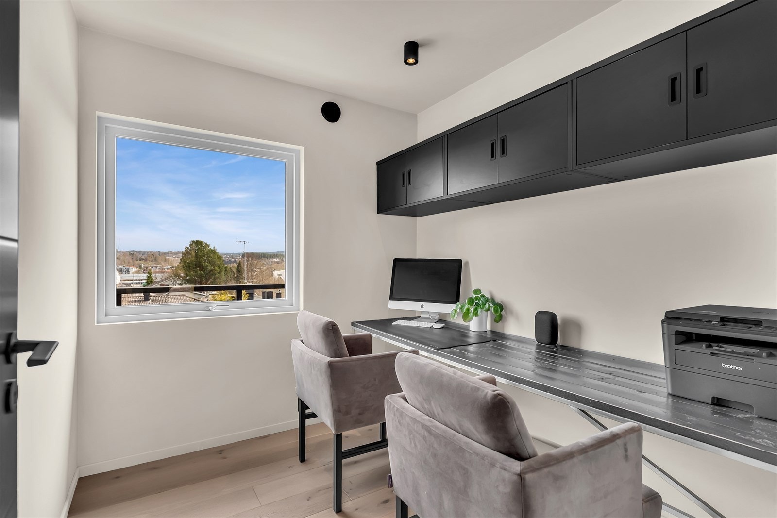 Etasjen inneholder også et tredje soverom, som hjemmelshaver har innredet som hjemmekontor. Rommet har for øvrig god plass til seng og tilhørende møblement om en skulle trenge et ytterligere soverom. Galleribilde