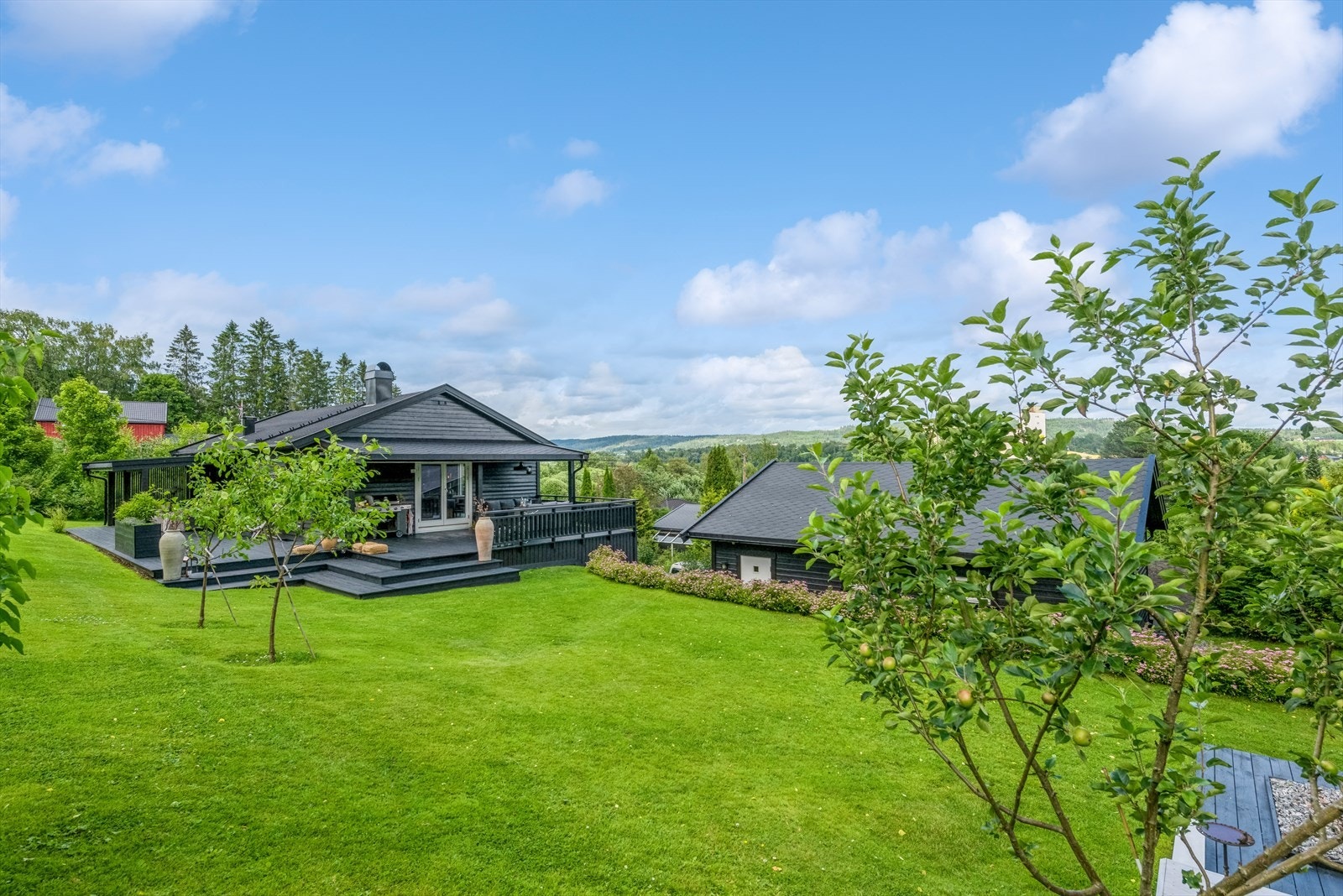 Terrassen rundt boligen er delvis overbygget, og har god plass til grilling med familien. Galleribilde