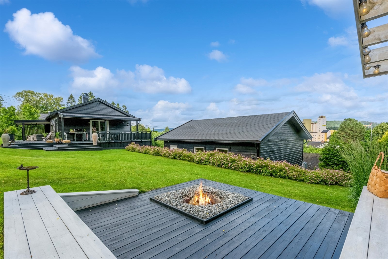 Bålplassen er plassert helt i enden av tomten, med levegg. Galleribilde