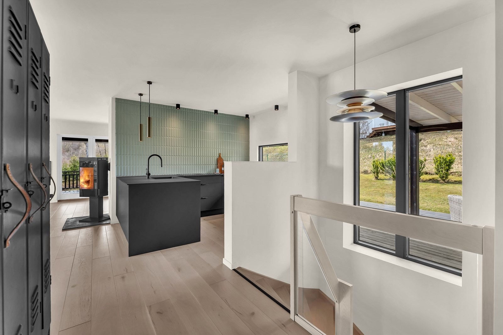 Kjøkkenet har en fin utforming i delvis åpen løsning mot spisestuen. Galleribilde