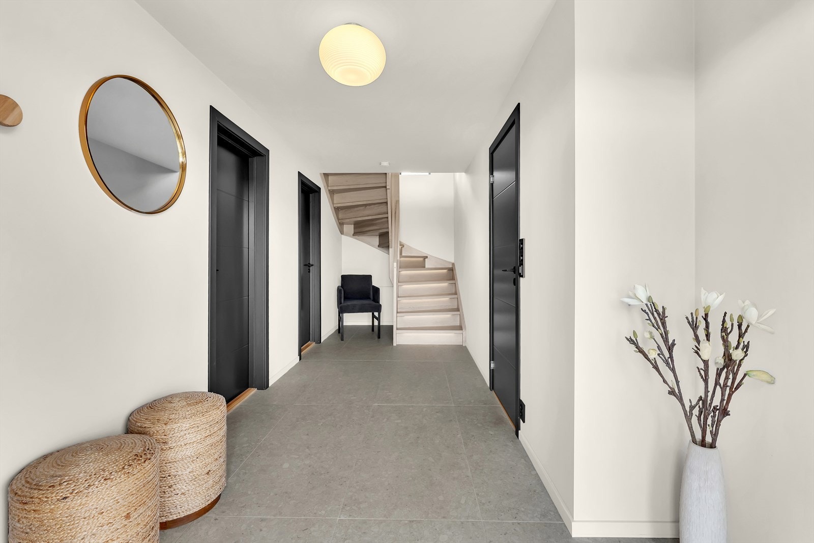 Flislagt entré med lun og deilig gulvvarme. Herfra er det også adkomst til én innvendig bod. Galleribilde