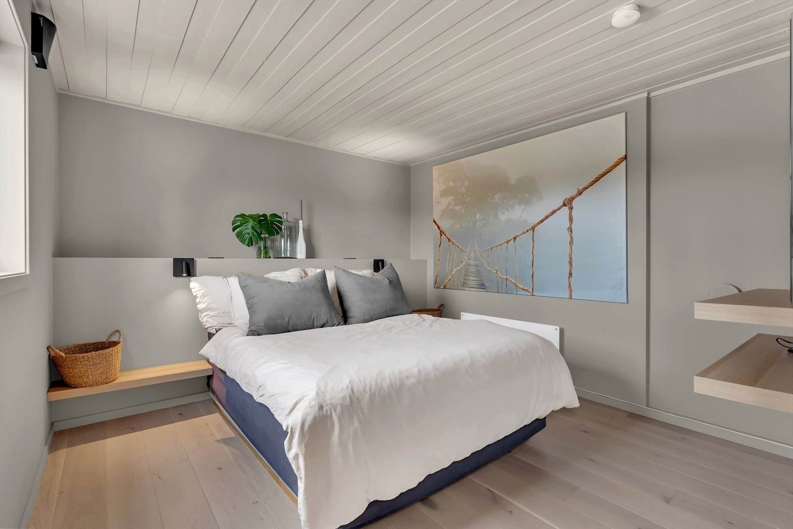 Boligens hovedsoverom ligger i første etasje, tilknyttet entréen. Rommet er i likhet som resten av boligen oppgradert i nyere tid. Galleribilde