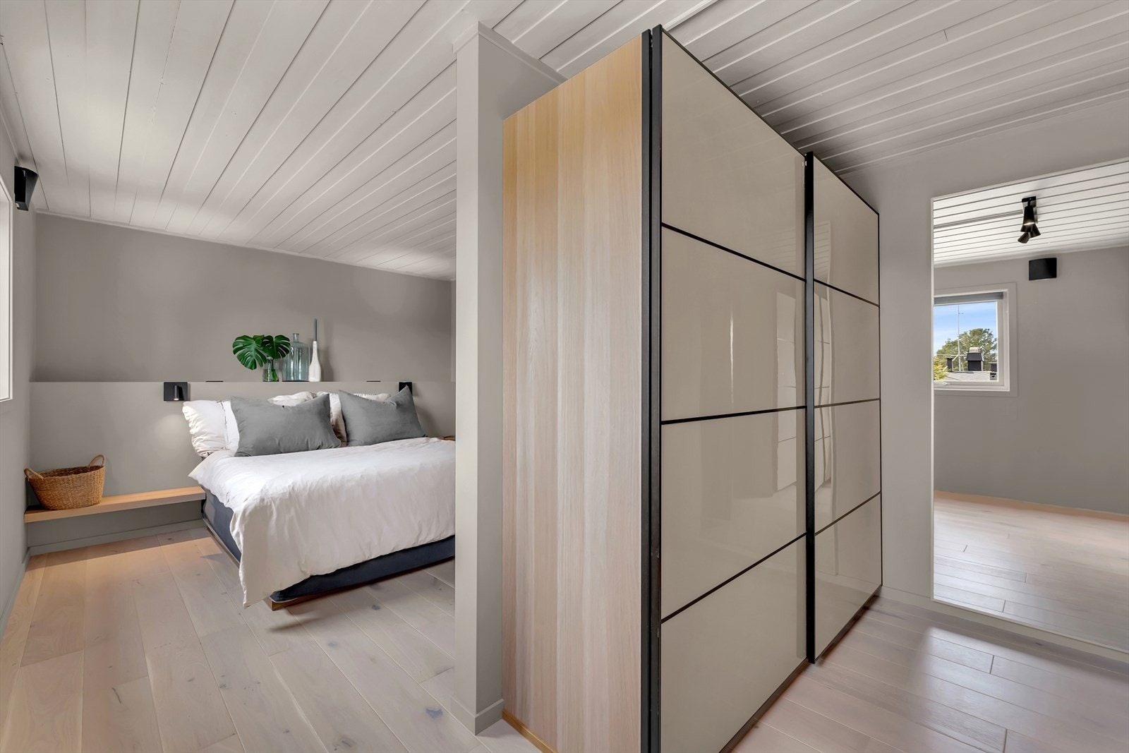 Rommet er for øvrig av god størrelse og er praktisk utformet med adskilt garderobeløsning. Galleribilde